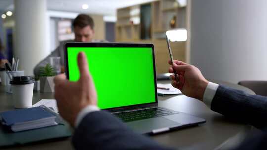 笔记本电脑，绿屏，书桌，商人