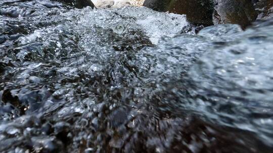 高清4K水下山泉水清澈透亮溪水水花水泡视频素材模板下载