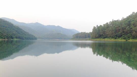 4k自然山边湖景倒影航拍