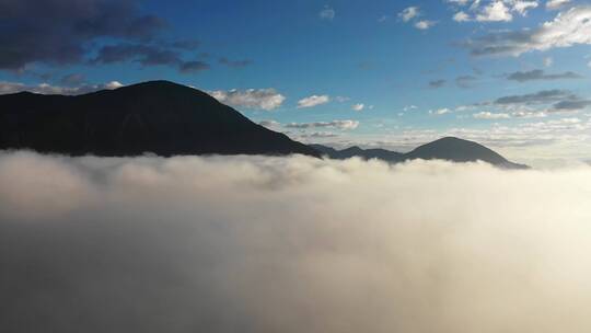 蓝天云海大山，航拍前进穿梭到云里