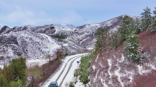 4k航拍车辆行驶在雪后的山林中