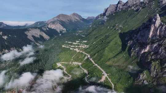 洛克之路云雾航拍自然风景旅行公路交通