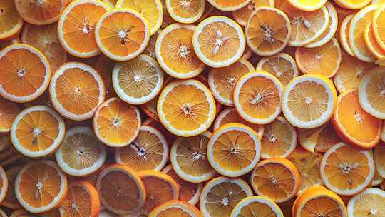 新鲜切片的橙子和柠檬营造出充满活力的背景