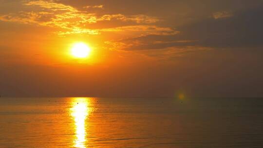 日落时平静的海面