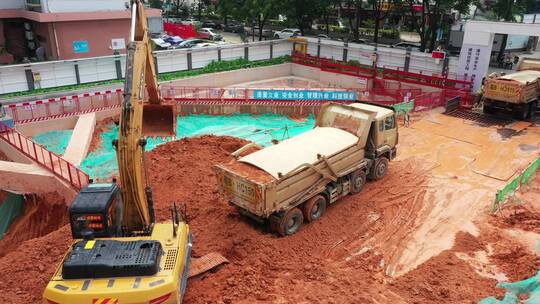 航拍泥头车工地装土道路上行驶