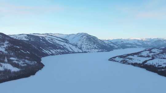 航拍新疆冬季喀纳斯河流晨雾雪山森林雪景