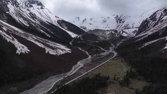 西藏墨脱G559扎墨公路雪山航拍风光