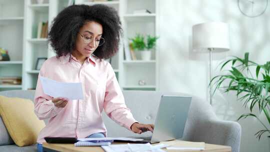 年轻的非裔美国女性使用笔记本电脑上的网站