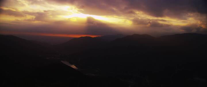 山脉云层密布延时风景夕阳多云天空