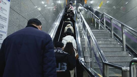 上海地铁进站排队扶梯