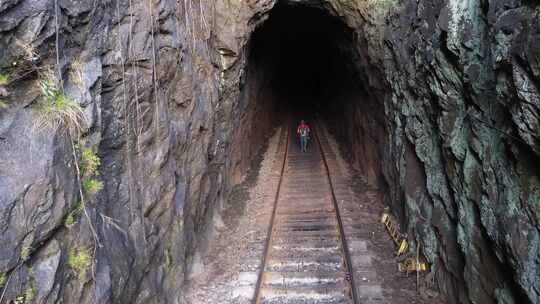 破旧的铁轨隧道口