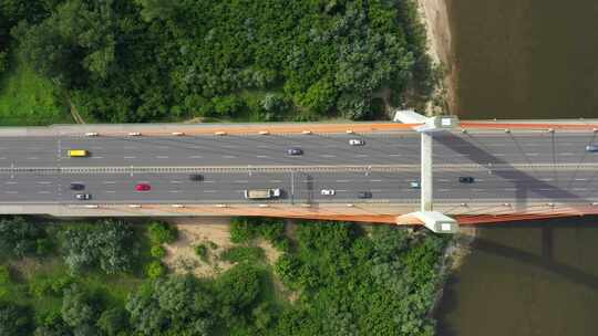 架空桥景观。架空公路桥。河上公路