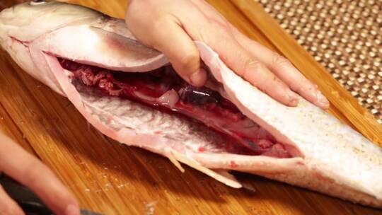 清洗鱼肉处理鱼肉