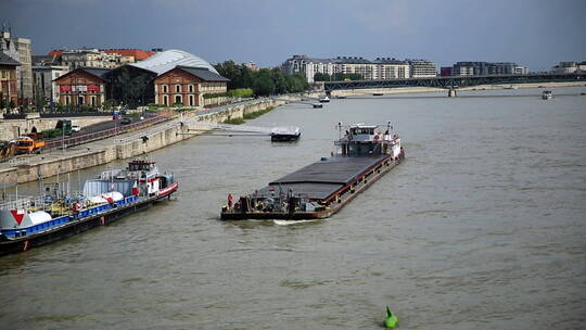 布达佩斯多瑙河上的货船
