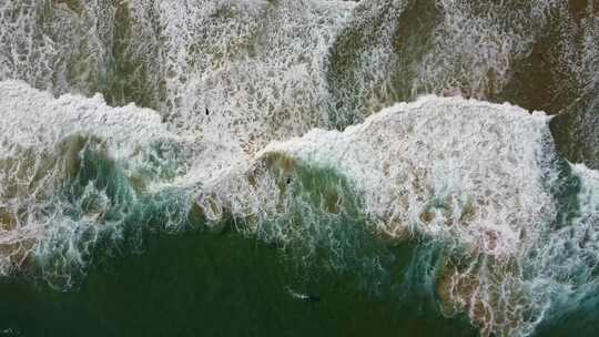 海浪拍打着海岸