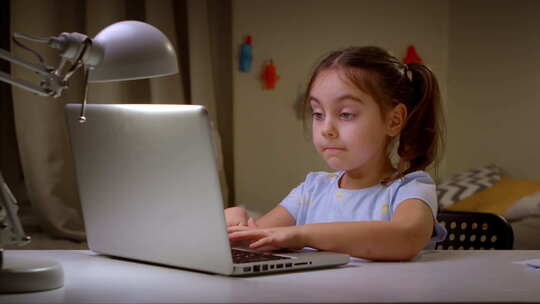 小女孩在笔记本电脑上的在线学校学习视频素材模板下载