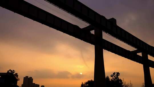 湖北武汉光谷夕阳下空轨剪影