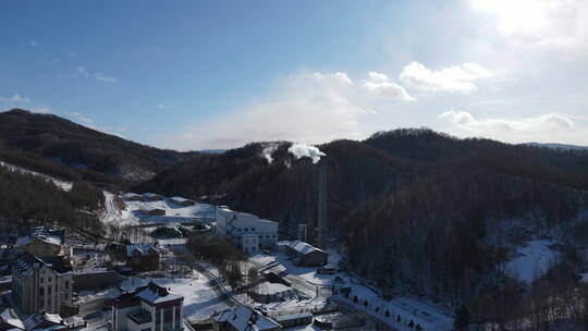 航拍东北冬天早晨村庄蓝天烟囱冰雪