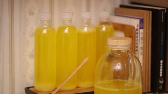瓶装黄色菠萝果汁橙汁橘子汁办公打字
