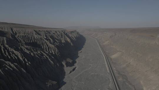 新疆-独山子大峡谷-山脉+公路视频素材模板下载