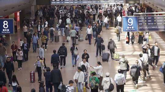 4K城市火车站密集的人流出行升格实拍