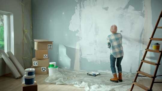 用油漆滚筒粉刷墙壁