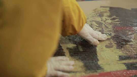 艺术家手工修复古旧画作