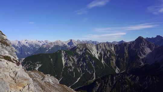 从澳大利亚蒂罗尔塞菲尔德附近的西菲尔德乔奇拍摄的阿尔卑斯山锯齿状山峰的平面图