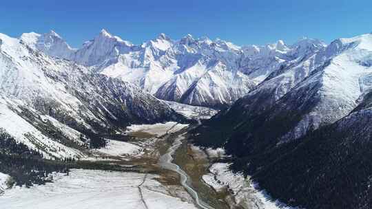 无人机拍摄的草原雪山