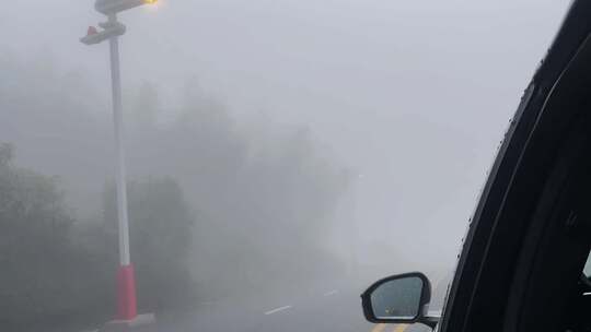 大雾天气行驶车辆