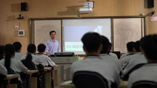 广西学校学生在教室上课