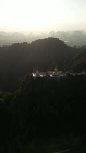 山顶美丽的老虎洞庙的无人机视频