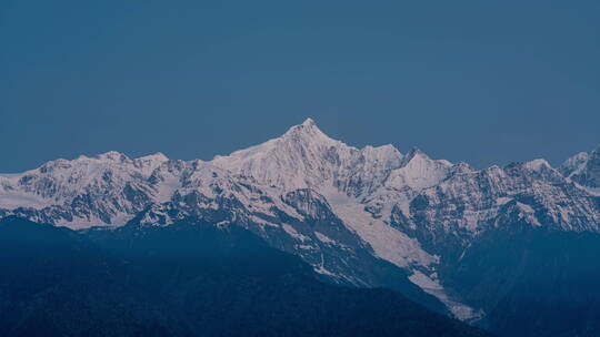 梅里雪山日照金山,梅里雪山,香格里拉