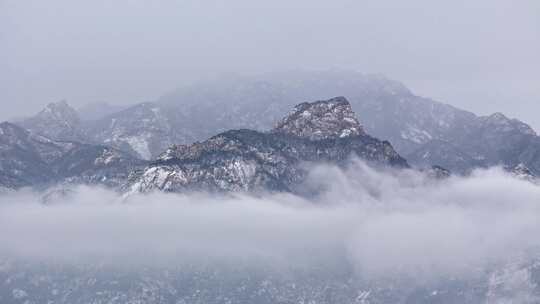 泰山腰玉绕雪山