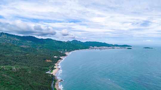 海边唯美公路海滩沙滩蓝天白云航拍南澳岛