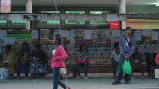 非洲坦桑尼亚夜晚公交车站