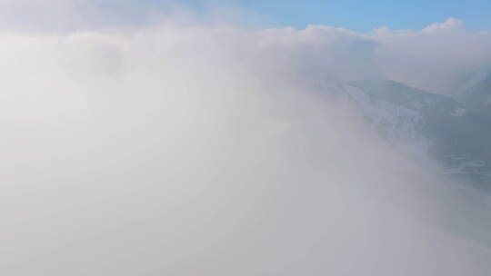 冬季空中云雾景观通过云雾俯瞰群山