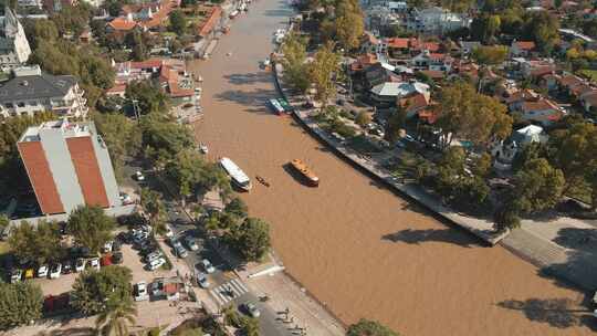 在城市之间的泥泞河上航行的木船