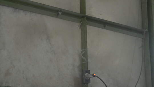 工厂墙面传感器特写