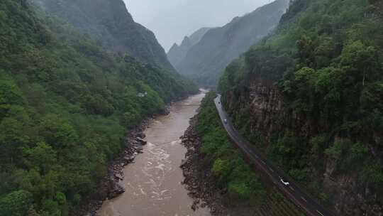 山间河流旁的公路风景