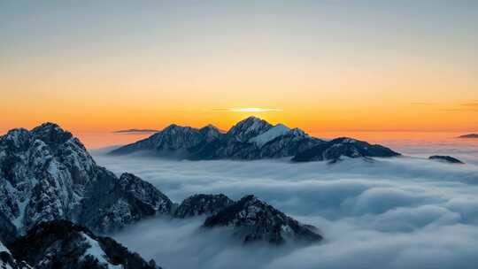 雪山云雾缭绕唯美风光云海日出山峰壮丽景色