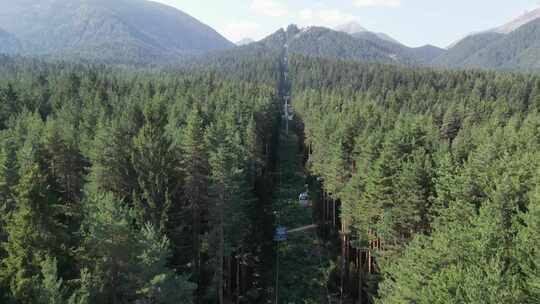 保加利亚班斯科夏季滑雪缆车——空中4k视频素材模板下载