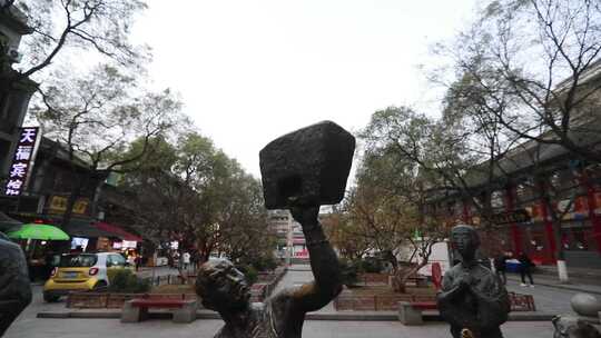 西安回民街空镜延时商业街人流石雕像雕塑