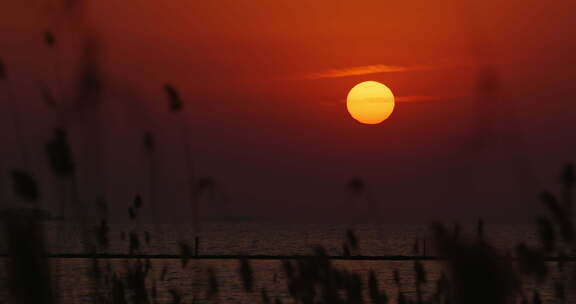 海上落日夕阳下的唯美自然景观