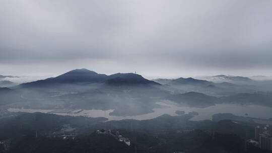 4k航拍深圳梧桐山水库雨后云海