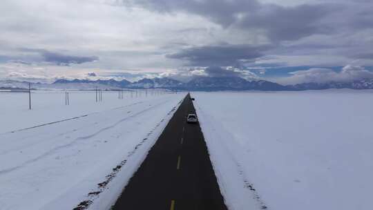 冬季新疆天山阿勒泰安集海雪山公路雪原云朵