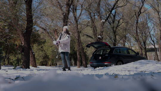 快乐的青年女人在雪地里玩耍