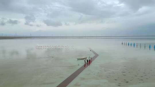 阴雨天气下的静谧茶卡盐湖