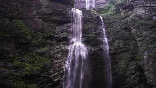 森林高山流水瀑布山水自然风景山峰岩石流水