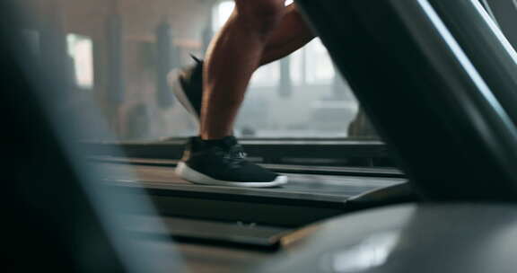 男人在跑步机上跑步，腿部特写,力量感